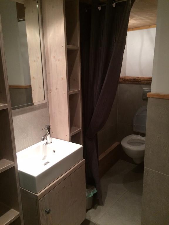 Chambre D'Hote La Tour Du Merle Le Villard  Room photo