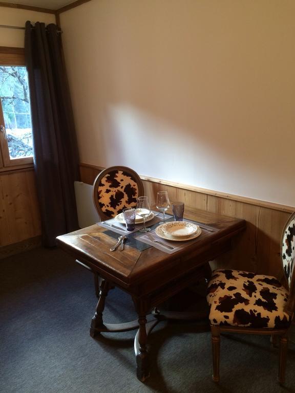 Chambre D'Hote La Tour Du Merle Le Villard  Room photo