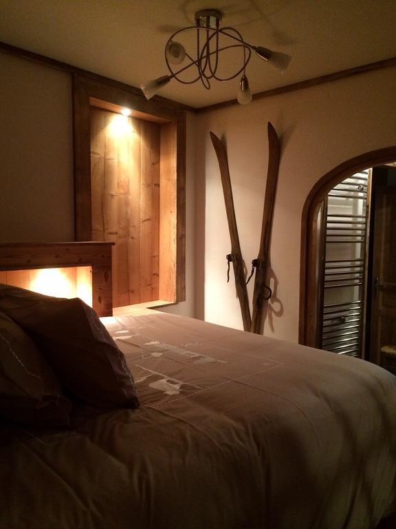 Chambre D'Hote La Tour Du Merle Le Villard  Room photo